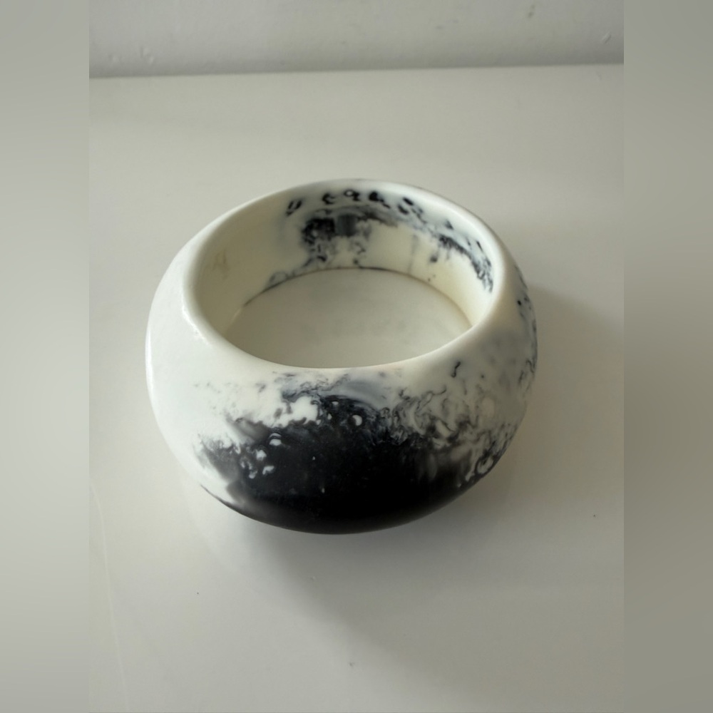 DINOSAUR DESIGNS Small Rock Resin Bangle Bracelet White Marble - Picture 4 of 8